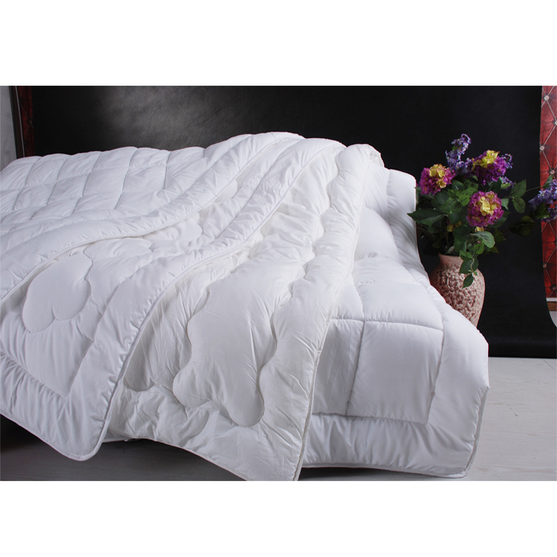 White Color Quilted Synthetic Fiber Comforters